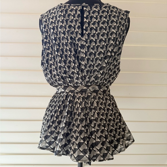 Banana Republic Gray and Black Geometric Blouse - Picture 2 of 5